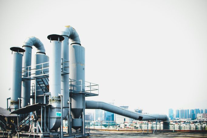 Fabrica Metalúrgica Equipo industrial con grandes tubos metálicos en un entorno urbano.